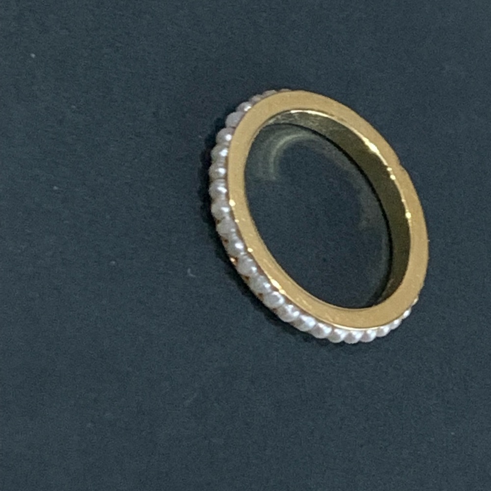 Gold ring with pearls
